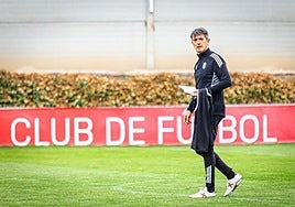 Pacheta camina por el césped de la Ciudad Deportiva.