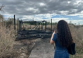 Incendio en el merebdero de la playa de las Azucenas de Motril.