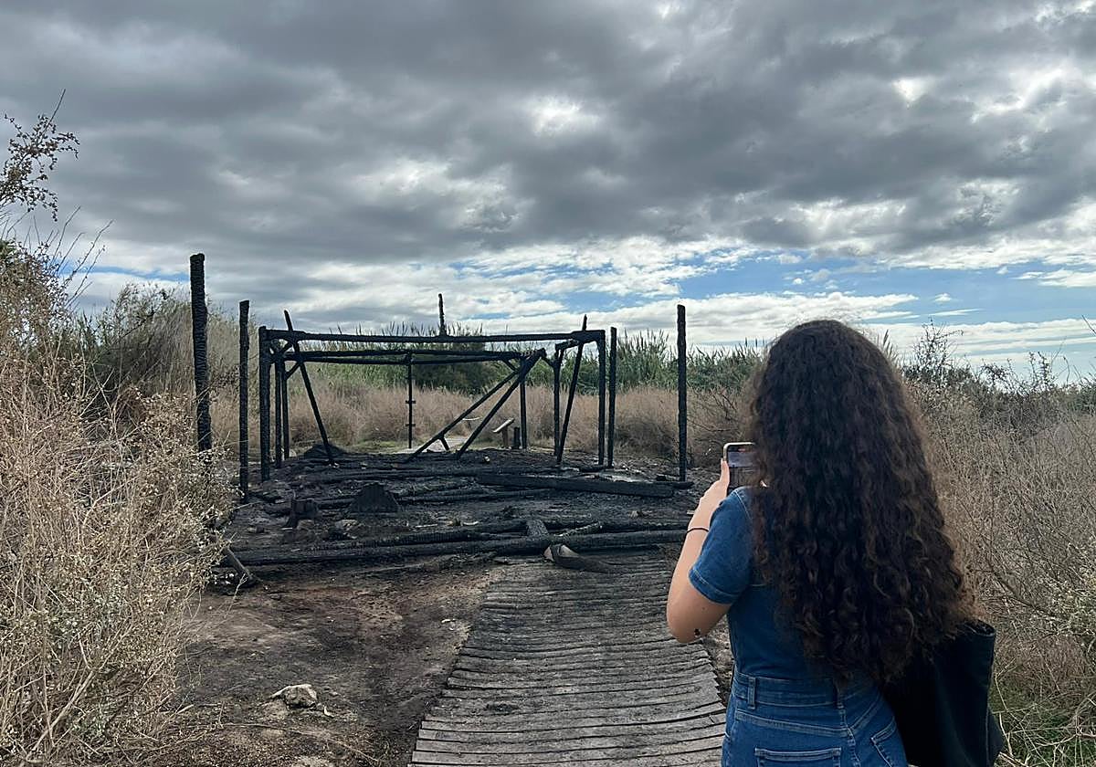 Incendio en el merebdero de la playa de las Azucenas de Motril.