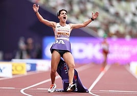 María Pérez celebra uno de sus títulos en el Mundial de Tokio.
