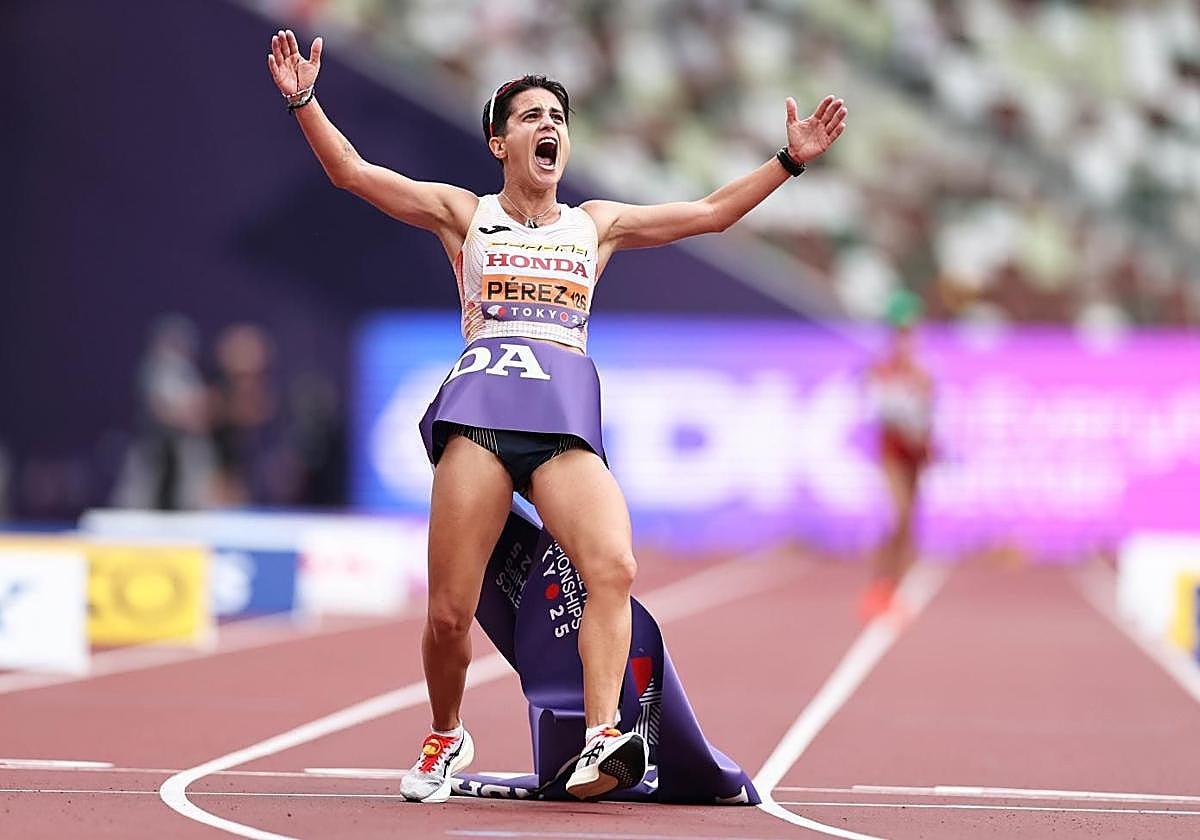 María Pérez celebra uno de sus títulos en el Mundial de Tokio.