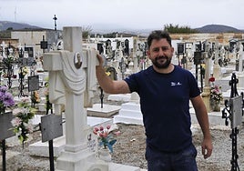 El enterrador del cementerio de Dúrcal, José Manuel Padial Fernández en el camposanto