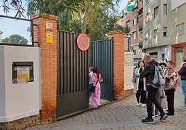El colegio, tras su cierre, el pasado lunes.
