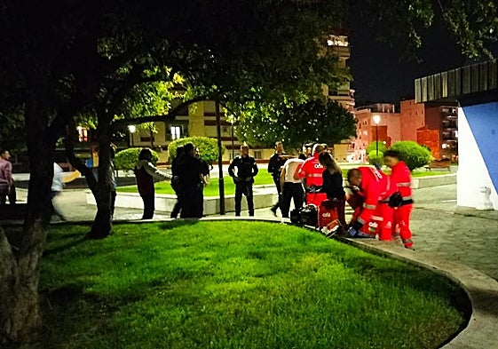 Sanitarios atendiendo al herido en el lugar de los hechos.