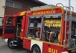 Las llamas calcinan un secadero de madera en Alhendín y alertan a los conductores de la autovía.