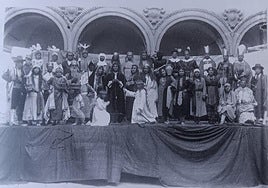 Los participantes en una de las representaciones de la Pasión y Muerte de Jesús antes de la Guerra Civil.