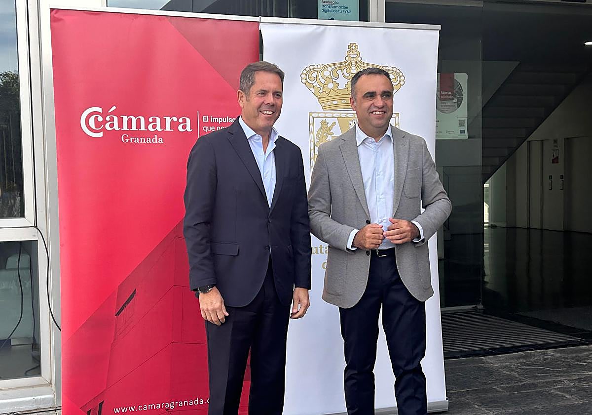 Gerardo Cuerva, presidente de Cámara Granada, junto a Francis Rodríguez, presidente de la Diputación.