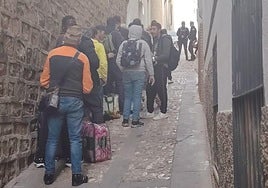 Colas en el Centro de Día Santa Clara.