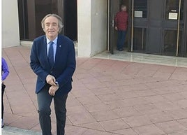 El delegado de Salud y Consumo de la Junta en Granada, Indalecio Sánchez-Montesinos, a la salida de los juzgados de Granada este martes