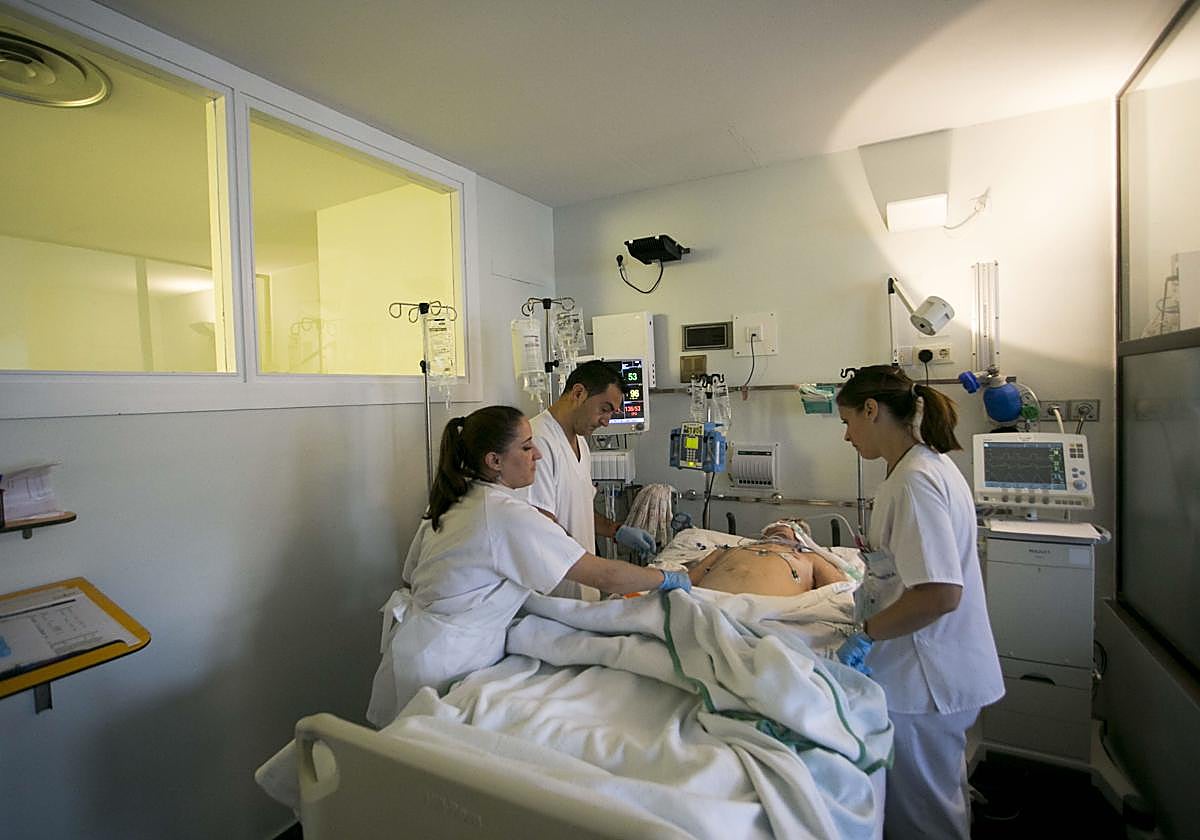 Refuerzo del SAS con contrataciones masivas de sanitarios.