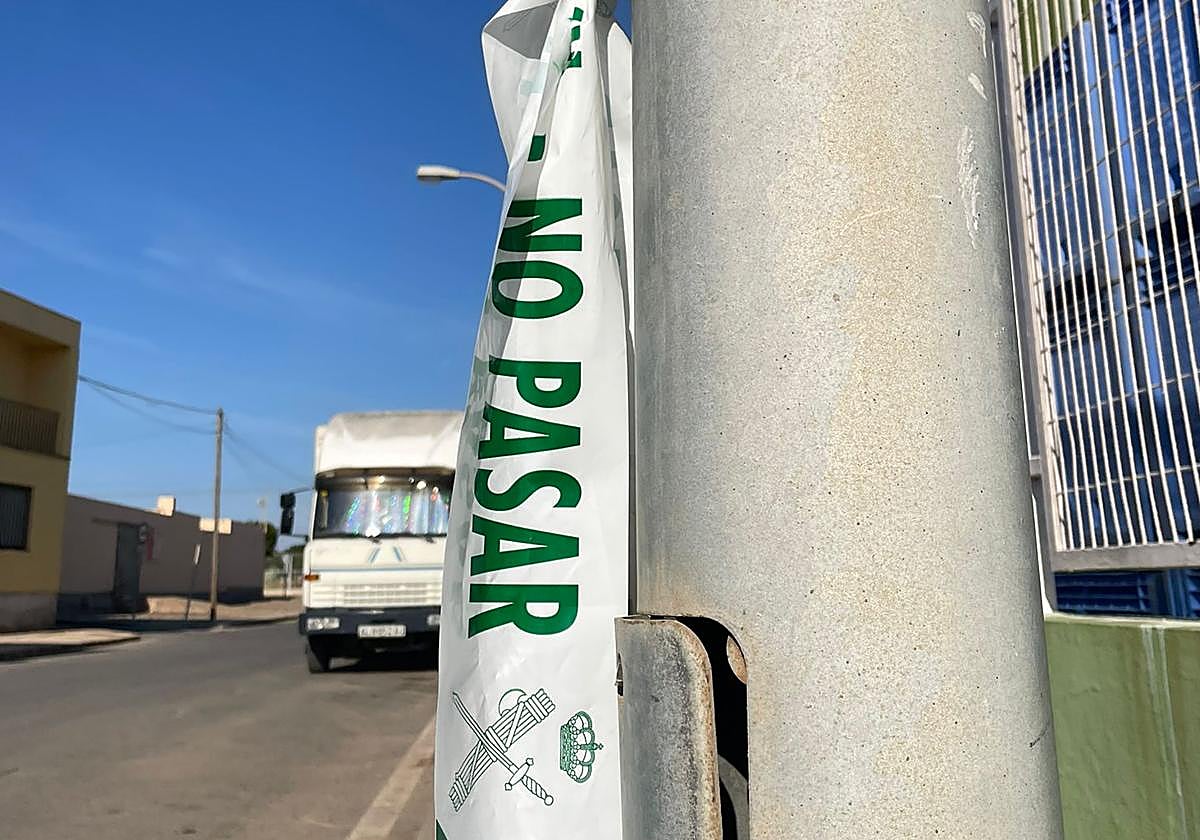 Restos del cordón policial en el polígono hortícola de San Agustín, donde apareció el coche y cadáver de Antonio Campos.