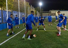 Los jugadores del Maracena realizan rondos de calentamiento durante el entrenamiento previo a la eliminatoria en la Ciudad Deportiva de la localidad.