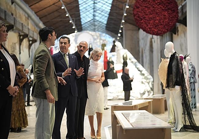 Moreno visita la exposición que reúne la obra de 18 creadores andaluces.