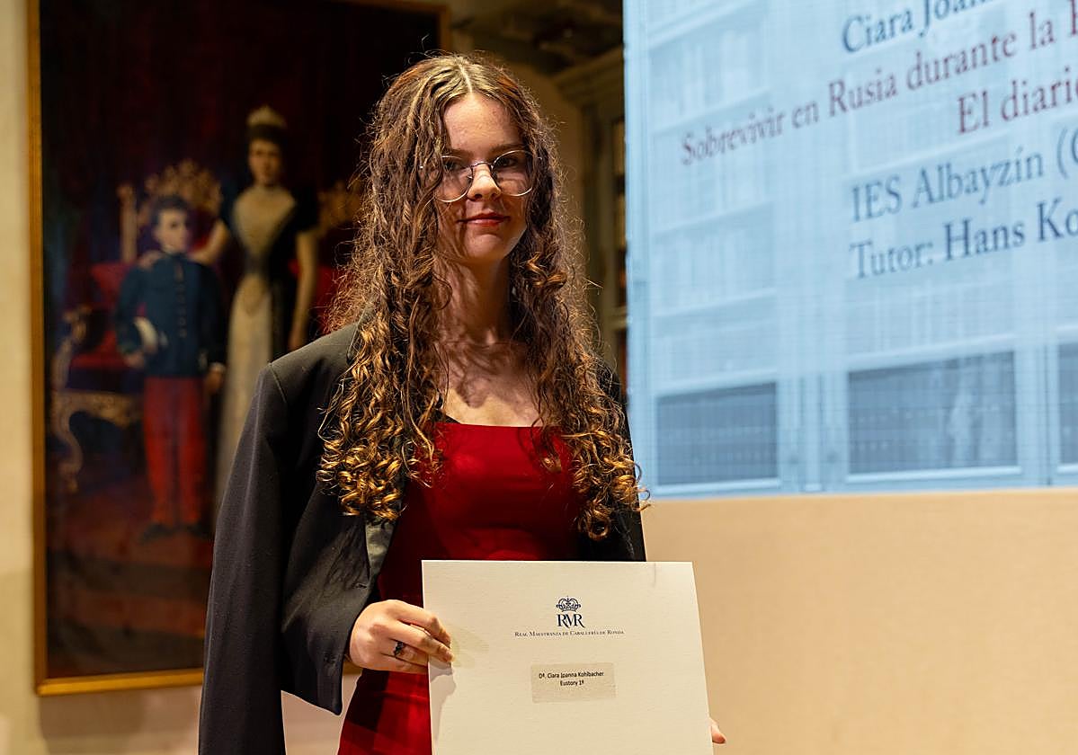 La joven estudiante granadina Ciara Joanna Kohlbacher (IES Albayzin), tras recoger su premio.