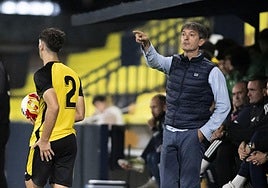 Pacheta dirige a sus futbolistas contra el Roda.