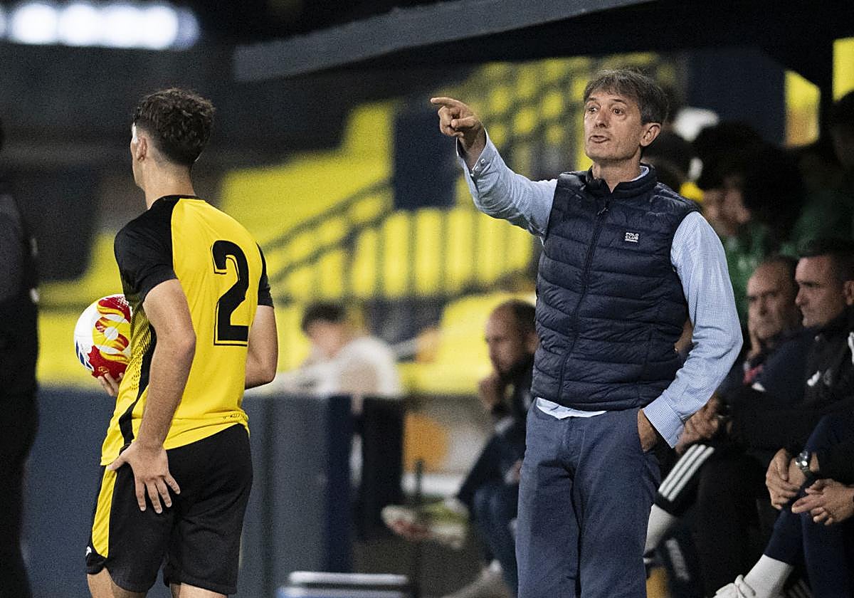 Pacheta dirige a sus futbolistas contra el Roda.