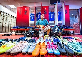 El utillero azulillo Pepe Quirosa ultima detalles en el vestuario de Los Cármenes antes del gran partido.