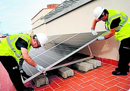 Instalación de placas solares en una vivienda.