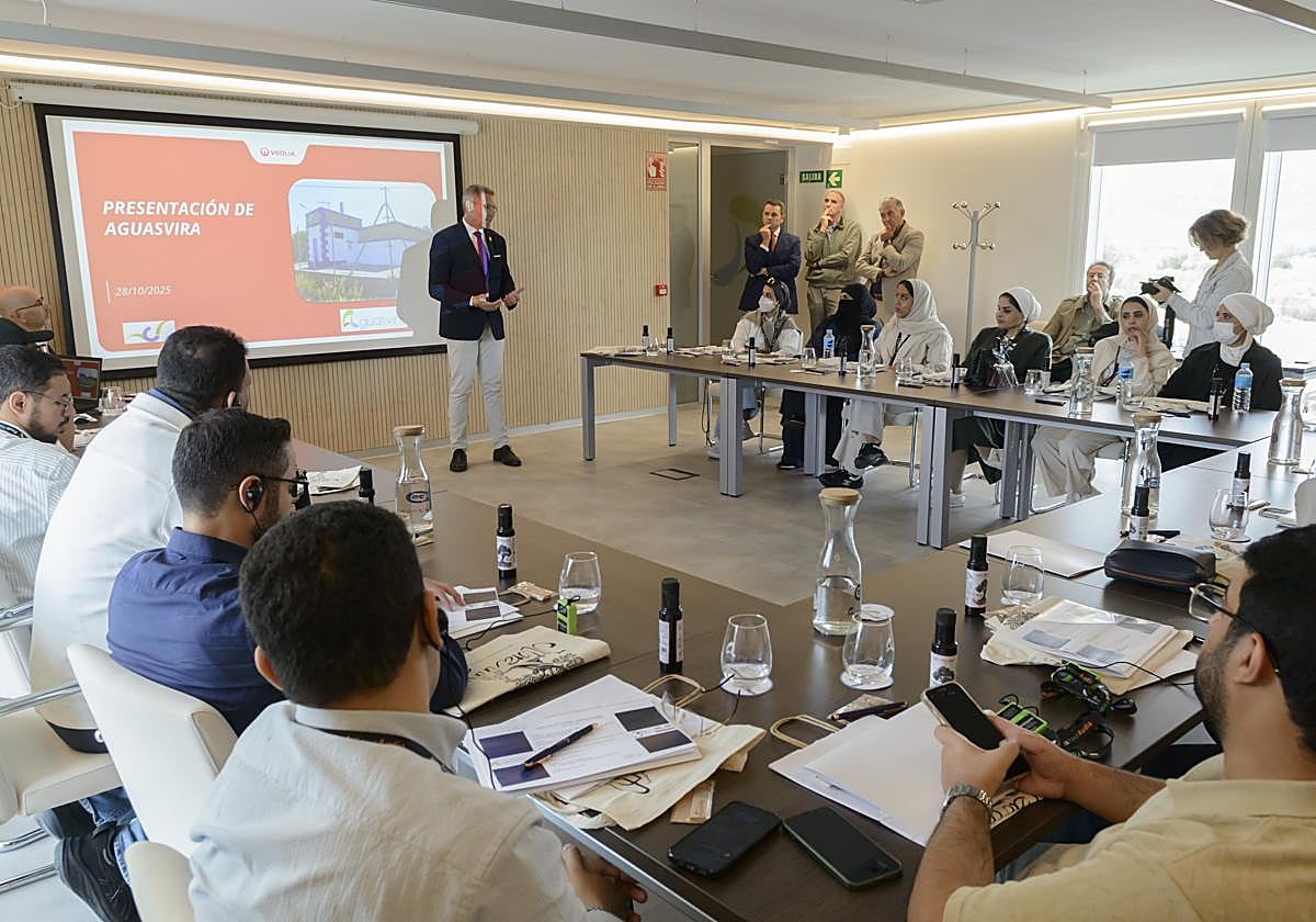 Altos directivos de empresas e instituciones de Arabia Saudí visitan la ETAP de 'El Chaparral' en Albolote