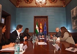 Juanma Moreno preside la reunión en Sevilla con representantes de asociaciones de enfermos de Esclerosis Lateral Amiotrófica (ELA).