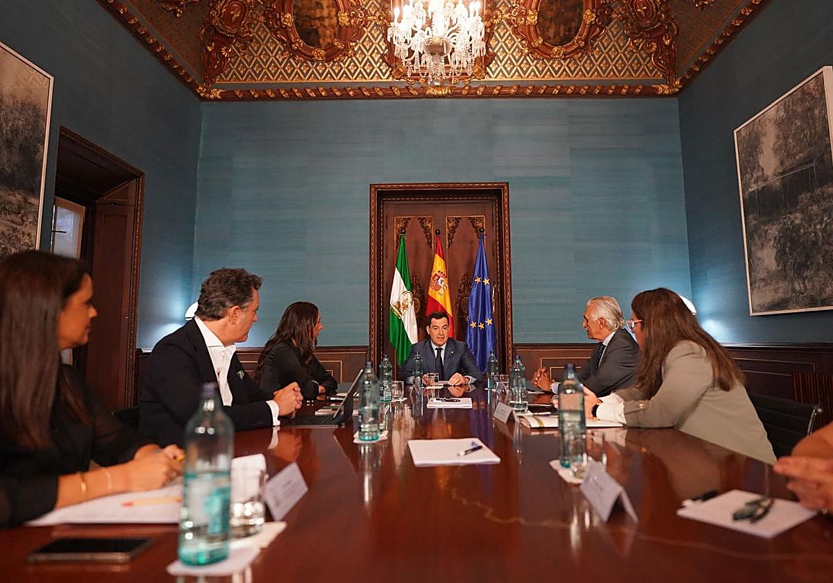 Juanma Moreno preside la reunión en Sevilla con representantes de asociaciones de enfermos de Esclerosis Lateral Amiotrófica (ELA).