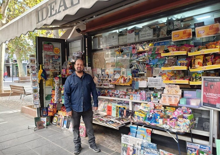 Las mil vidas del histórico kiosko de la Mariana, símbolo de Granada: «Seguiré muchos años más»