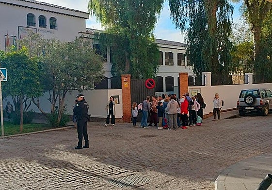 Menores a las puertas del centro, el pasado lunes tras su desalojo.