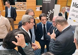 Reunión de Paradela y Luis, con otras autoridades, durante la visita al Banco.