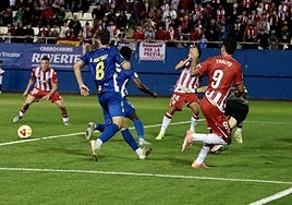 Thalys da un pase atrás que Perovic, arriba, espera para hacer el 0-1.