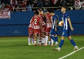 Los rojiblancos celebran el gol de Perovic antes del descanso que puso a la UDA en el camino