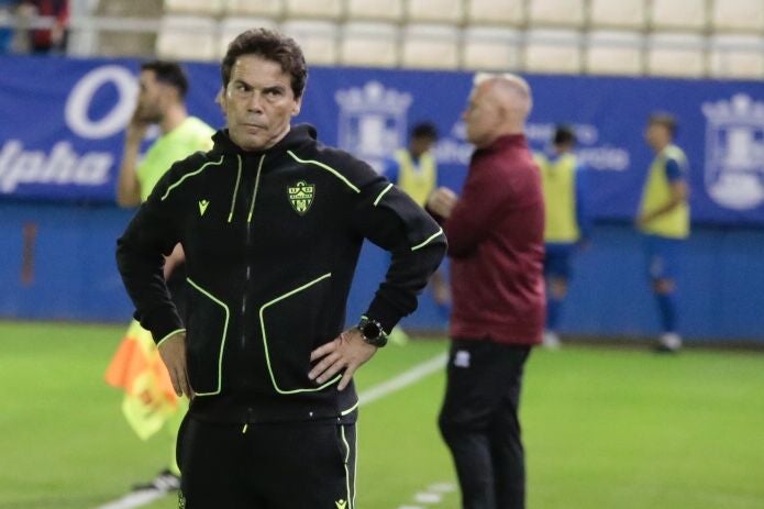 El Almería impone su calma