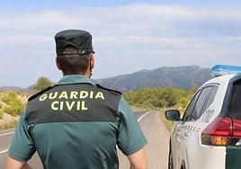 Roban ropa de marca de un camión accidentado en la A-44 en Mengíbar