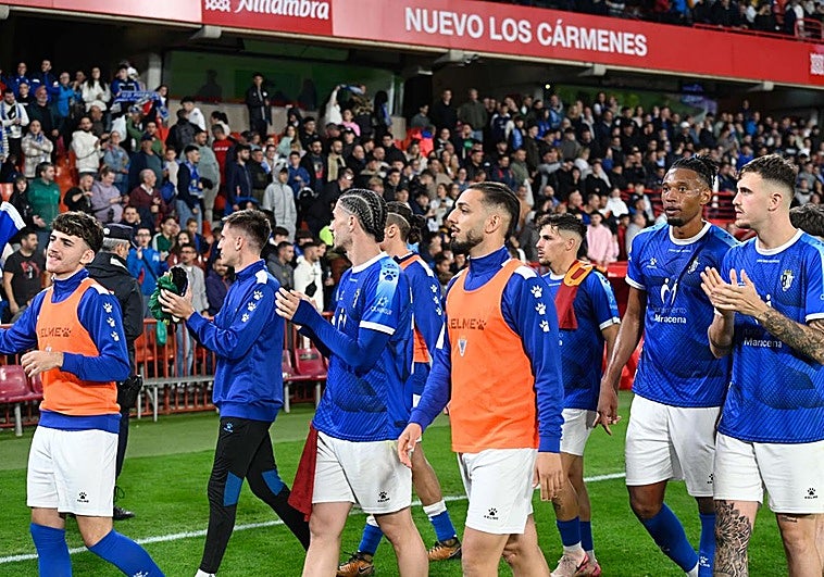 Los jugadores del Maracena dan la vuelta de honor a Los Cármenes tras el partido.