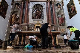 Varias personas trabajan en una iglesia afectada por la dana el pasado noviembre en Chiva