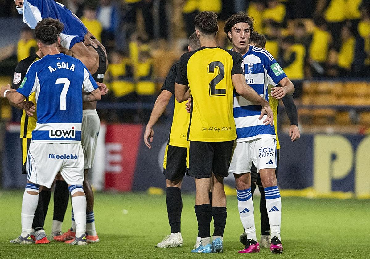 Los futbolistas del Granada se saludan con los del Roda al acabar.