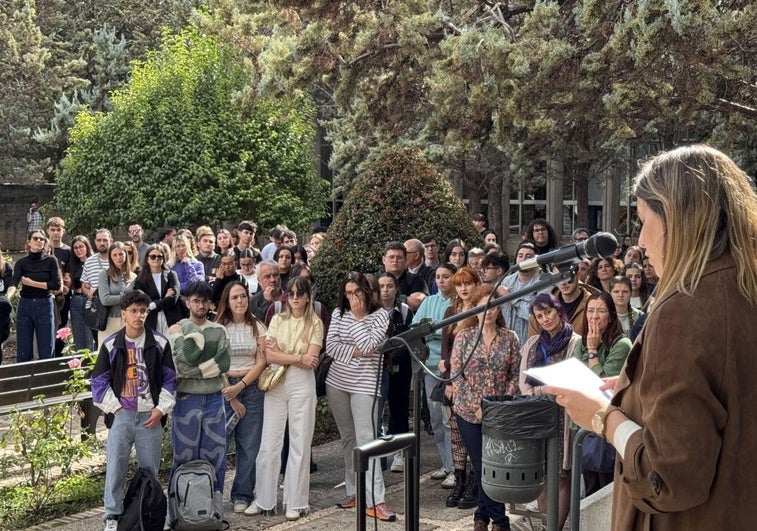 Las facultades de Filosofía y Educación guardan un minuto de silencio por la estudiante fallecida