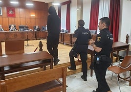 El acusado, cubierto, en la sala de vistas.