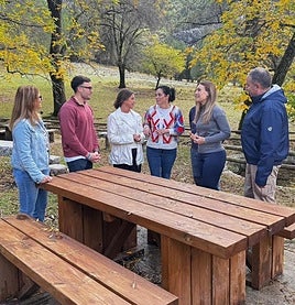 Visita de la consejera a uno de los caminos.