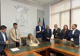 La ministra Sara Aagesen firma en el libro de honor del Ayuntamiento de Beas de Segura.