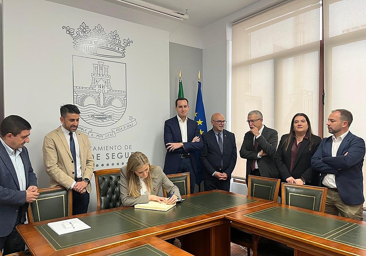 La ministra Sara Aagesen firma en el libro de honor del Ayuntamiento de Beas de Segura.