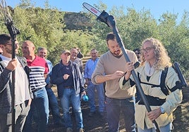 Agricultores prueban el exoesqueleto.