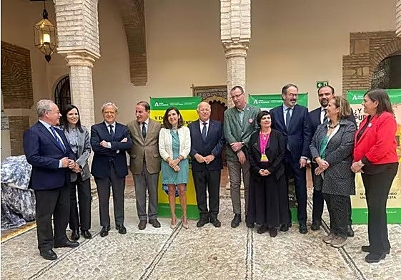 Rocío Blanco, entre Javier González de Lara y Jesús Aguirre, junto al resto de autoridades y responsables empresariales y sindicales, en V Encuentro de Cultura Preventiva en Andalucía.