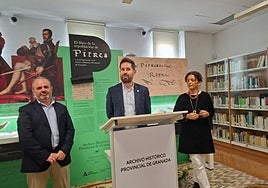 El delegado territorial de la Consejería de Cultura y Deporte, David Rodríguez, acompañado por la directora del Archivo Histórico, Eva Martín y el director de la Real Chancillería, David Torres.