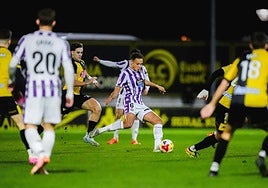 Lachuer golpea un balón durante la visita al Portugalete en la Copa del Rey.