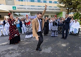 Adrián Sánchez bailando en Traumatología en el Día Mundial del Ictus.