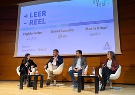 Mesa redonda moderada por Quico Chirino, director de IDEAL, en la que han participado la ganadora del Premio Planeta; el escritor de novelas de suspense David Lozano, y la catedrática y escritora María Rosal.