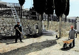 El panteón de Mecina Bombarón está integrado en el paisaje y muy bien cuidado.