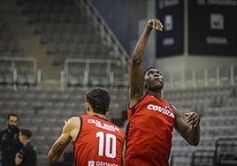 El pívot balear Osi Cerdà entrena con el primer equipo del Covirán.