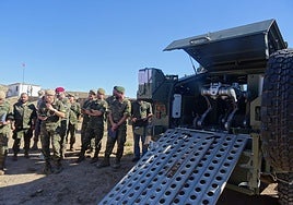 UGV cuadrúpedo en el interior del vehículo, durante la explicación del ejercicio en el campo de maniobras y tiro Álvarez de Sotomayor.