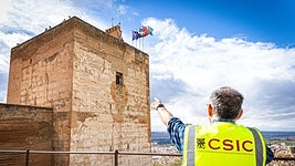 Uno de los responsables del proyecto señala el dron junto a la ventana de la Torre de la Vela.